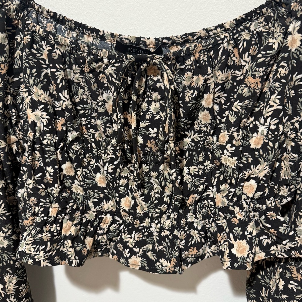 🆕 Forever 21 Smocked Black Floral Long Sleeve Peasant Crop Top - Picture 7 of 12